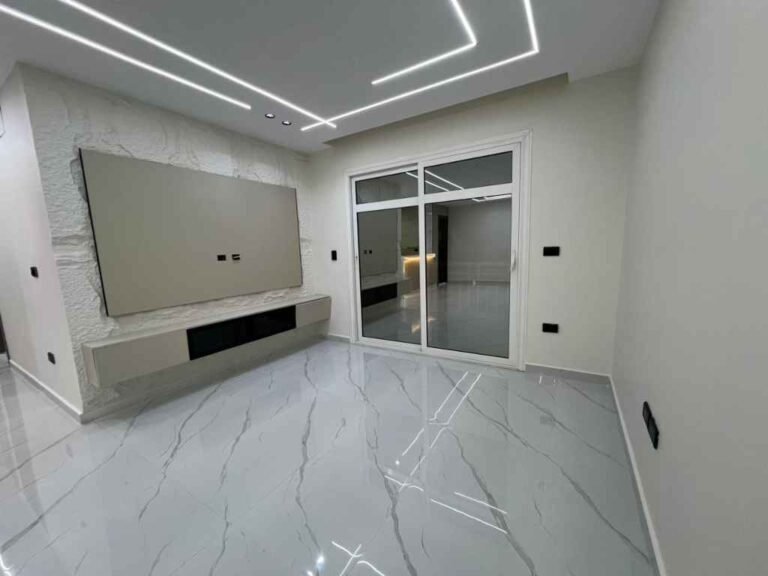 تصميم وتنفيذ غرفة معيشة مودرن بإضاءة مخفية ووحدة تلفاز - بيت تايكون