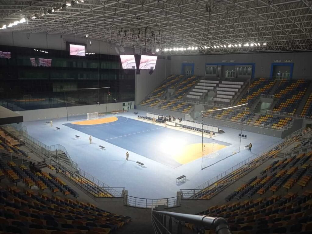 تنفيذ أعمال أسقف معلقة على نطاق واسع لمجمع صالات رياضية دولي في مصر، من تنفيذ شركة بيت تايكون