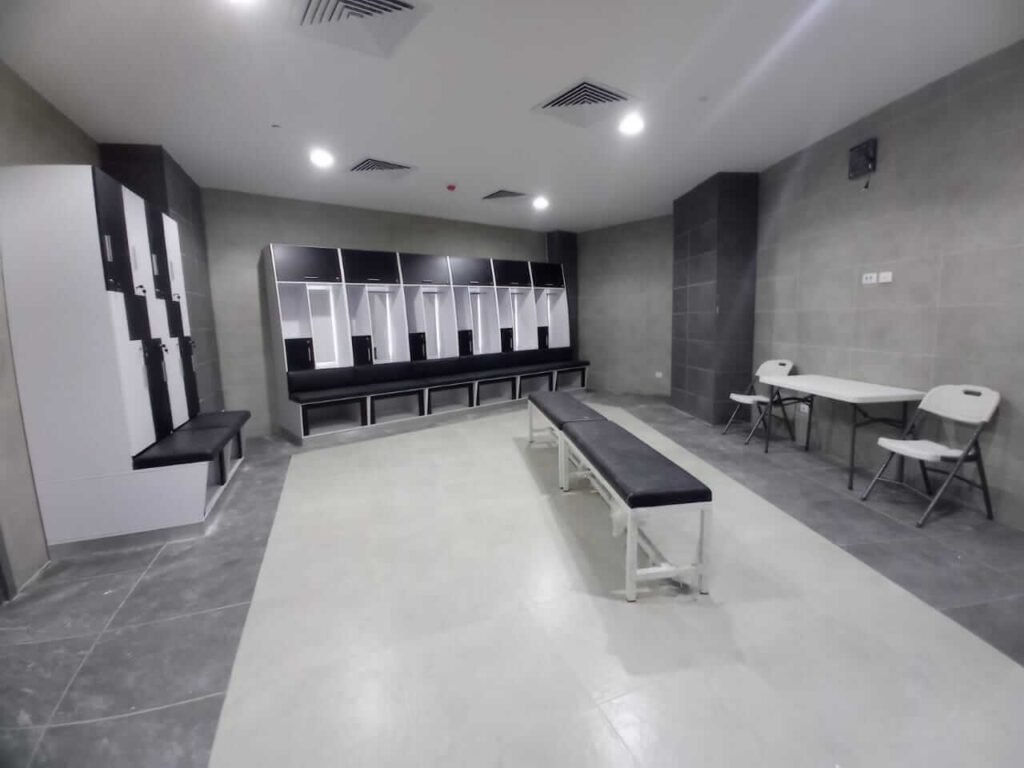 تنفيذ تشطيبات غرف تغيير ملابس للاعبين بمعايير ومتطلبات خاصة للمشاريع الرياضية