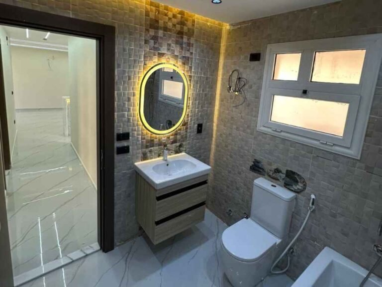 تشطيب حمام رئيسي في شقة فاخرة، يوضح دقة تركيب وحدات البورسلين والتجهيزات الصحية الحديثة