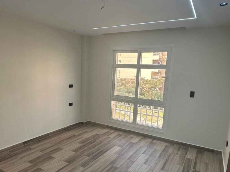 تشطيب غرفة نوم مودرن في شقة سكنية، مع تصميم هادئ وأرضيات HDF من تنفيذ شركة بيت تايكون