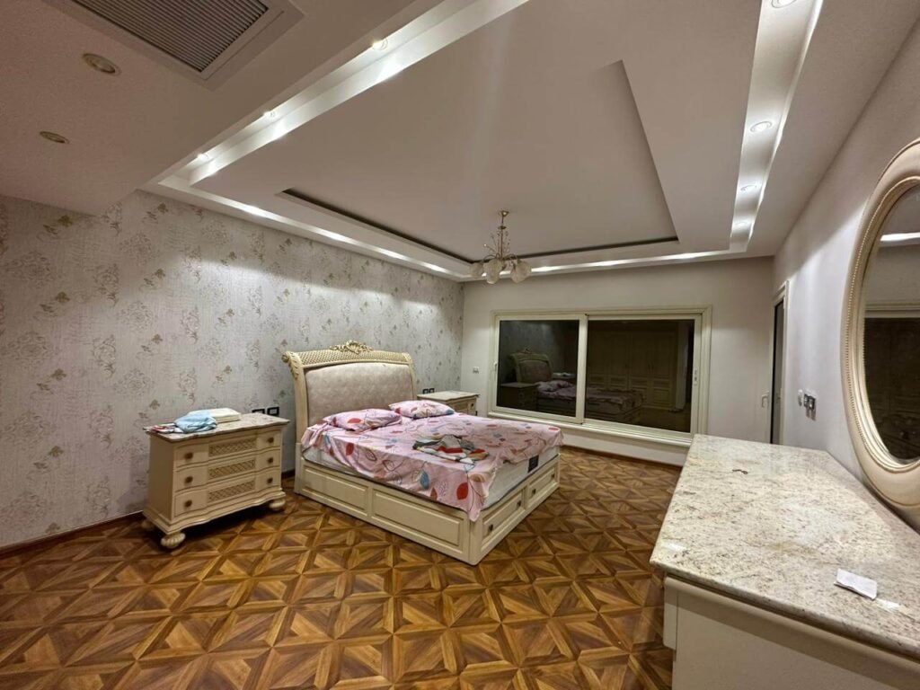 تنفيذ تشطيبات غرفة نوم ماستر في فيلا، تشمل أرضيات HDF وأعمال دهانات عالية الجودة