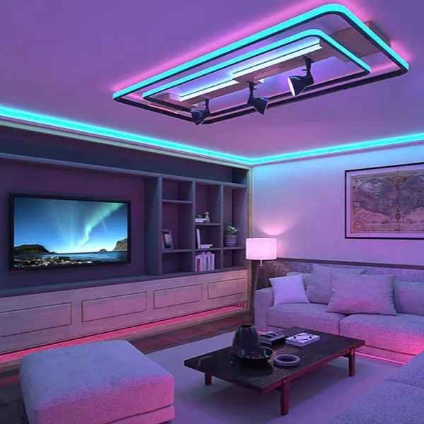 غرفة معيشة تستخدم طبقات إضاءة متعددة، وهي فكرة مهمة لـ استغلال المساحات الصغيرة.