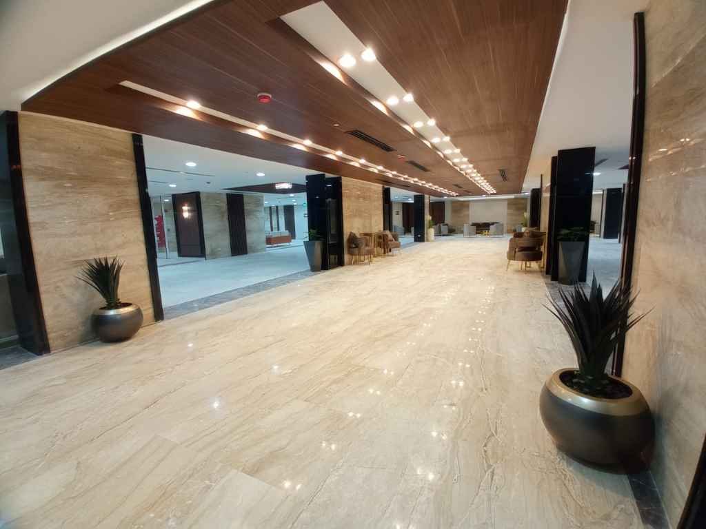 المنظر النهائي للأسقف المعلقة بعد اكتمال تنفيذها في مجمع صالات د. حسن مصطفى الدولي.