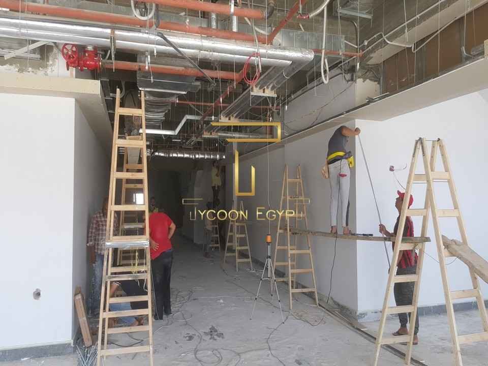 صورة تظهر المساحة الضخمة لمجمع صالات د. حسن مصطفى الدولي قبل البدء في أعمال تنفيذ الأسقف المعلقة.