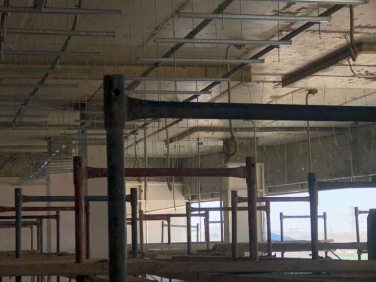 تجهيز الشبكة المعدنية لتركيب بلاطات جبس بورد 60x60