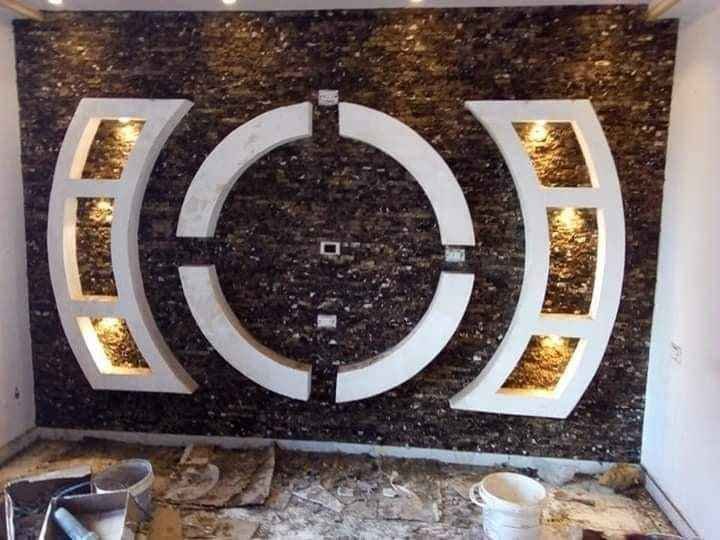 صورة لمكتبة جبس بورد مودرن من تنفيذ شركة بيت تايكون، مع إضاءة ليد مدمجة.