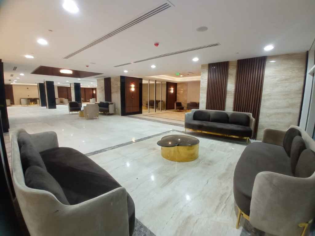 صورة بانورامية تظهر تنفيذ الأسقف المعلقة في مجمع صالات د. حسن مصطفى الدولي من قِبل شركة بيت تايكون.