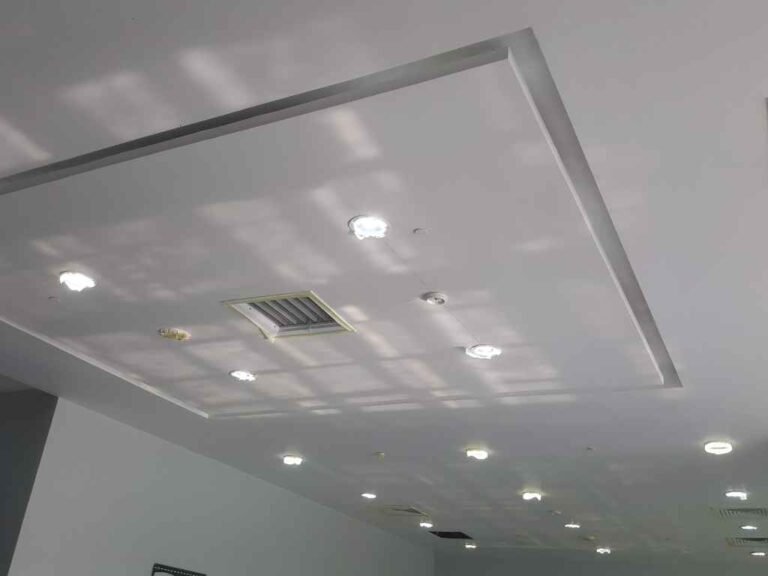 سقف جبس بورد فلات مع بيوت نور مخفية في مجمع رياضي