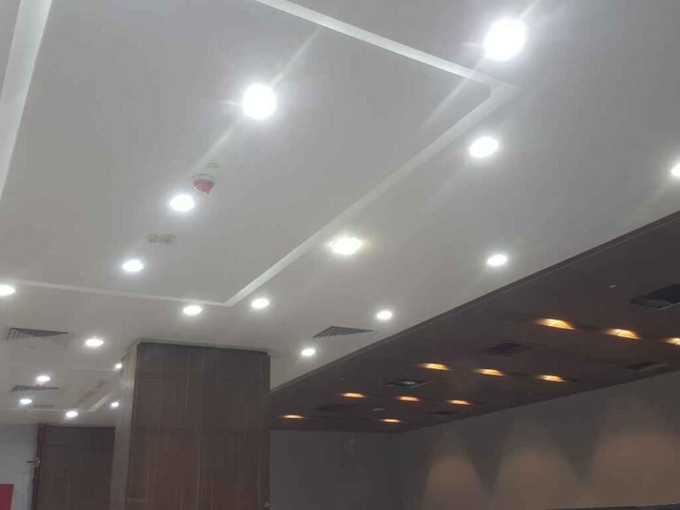 دمج تجاليد خشبية مع سقف جبس بورد معلق في مشروع تجاري