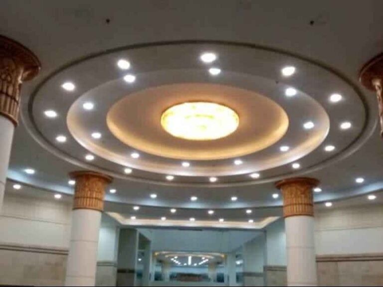 تصميم أسقف جبس بورد دائرية على ارتفاعات عالية في قاعة كبرى