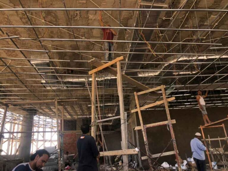 تنسيق تركيب الهيكل المعدني للسقف مع مجاري التكييف المركزية