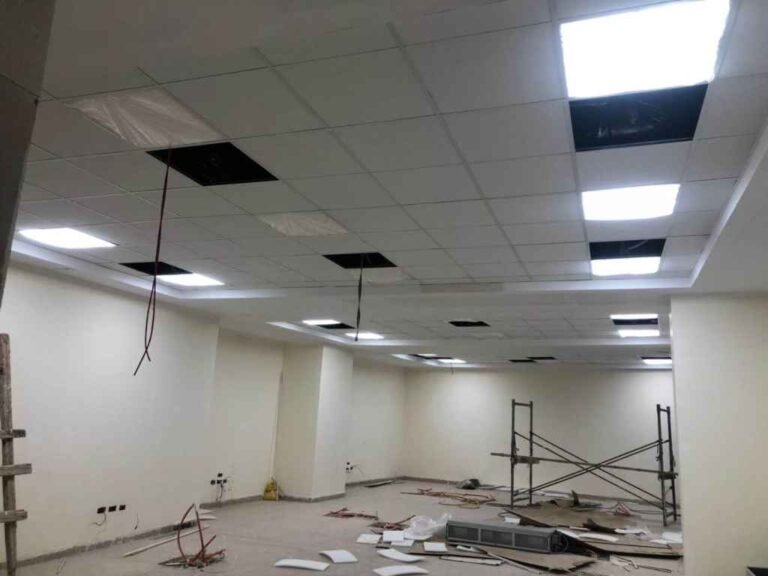 تركيب كشافات الإضاءة في سقف معلق من بلاطات الجبس بورد